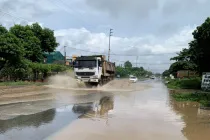 Dựng rào cứng phục vụ thi công sửa chữa hư hỏng mặt cầu Khe Hang