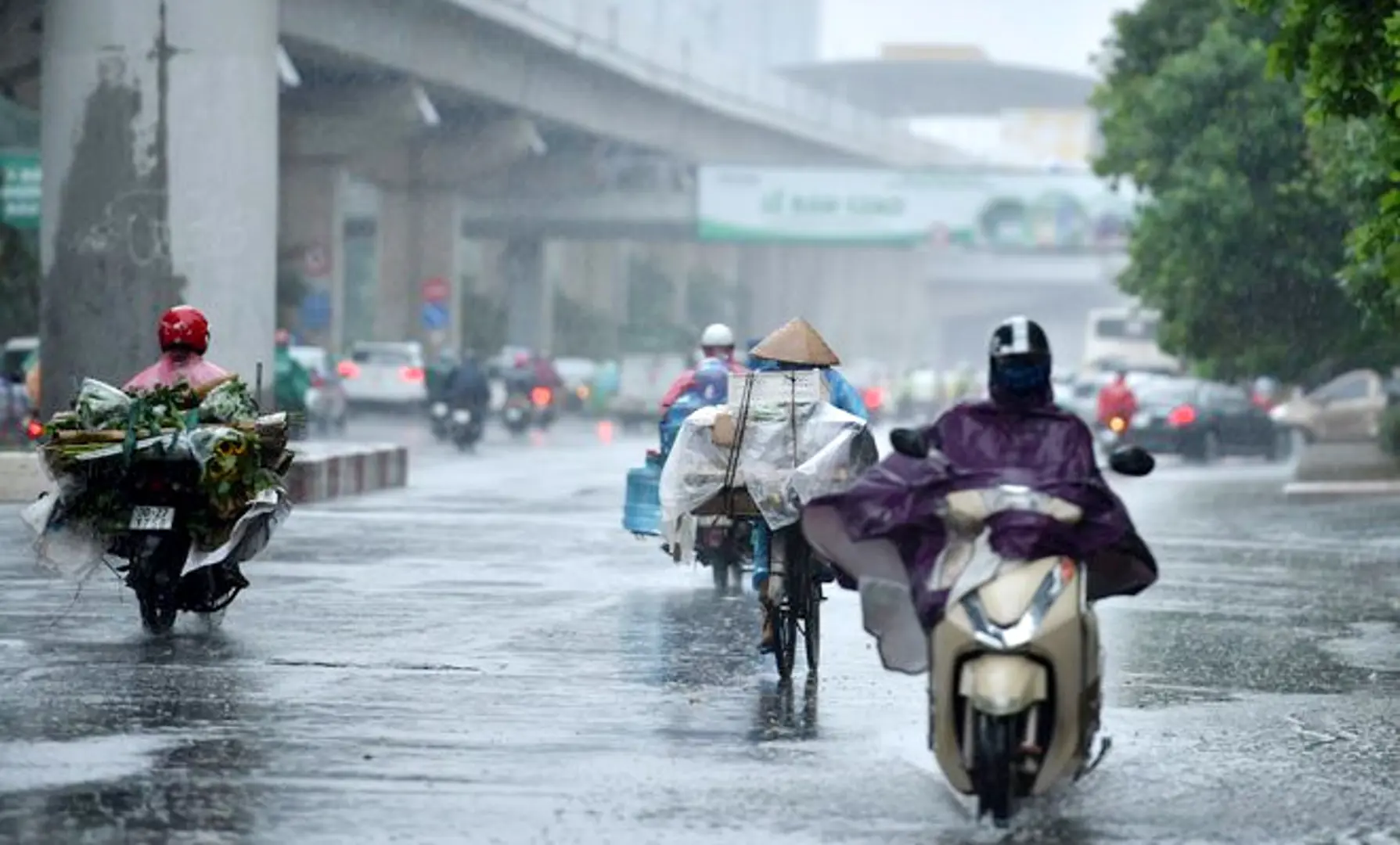 Thời tiết đêm nay và ngày mai (15-16/6): Mưa dông kèm lốc, sét, mưa đá khắp cả nước