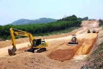 Thu phí cao tốc đầu tư công: Nên hay không nên?