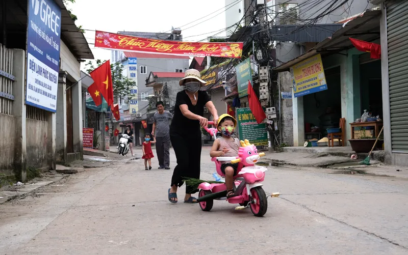 Gỡ bỏ cách ly thôn Hạ Lôi: Hình ảnh cận cảnh bên trong trước giờ G