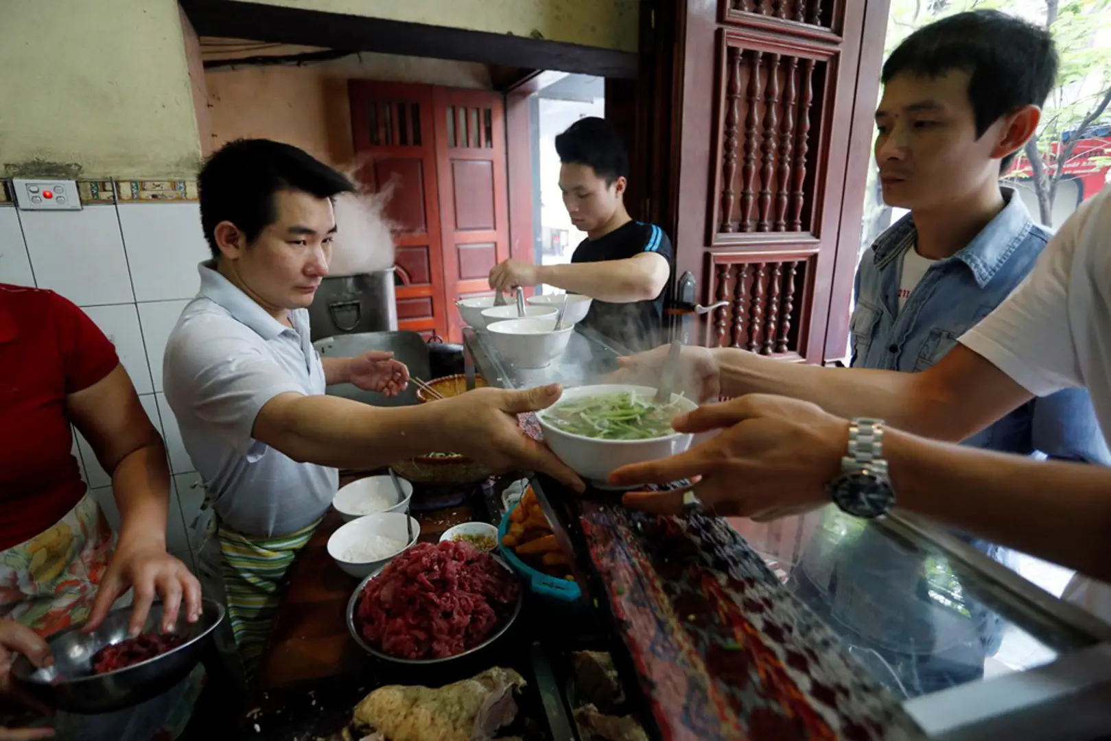 Nhà hàng, quán ăn, khu di tích, danh lam thắng cảnh được hoạt động trở lại