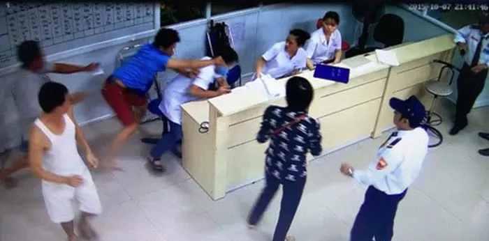 hành hung nhân viên y tế