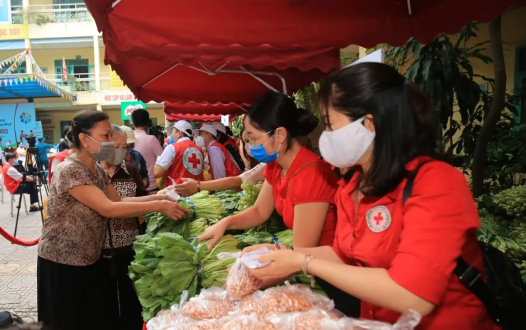 Hàng trăm suất quà đến tay người nghèo tại Chợ Nhân đạo