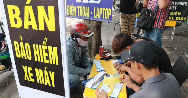 Đổ xô đi mua bảo hiểm xe máy: Cẩn trọng để tránh bị lừa