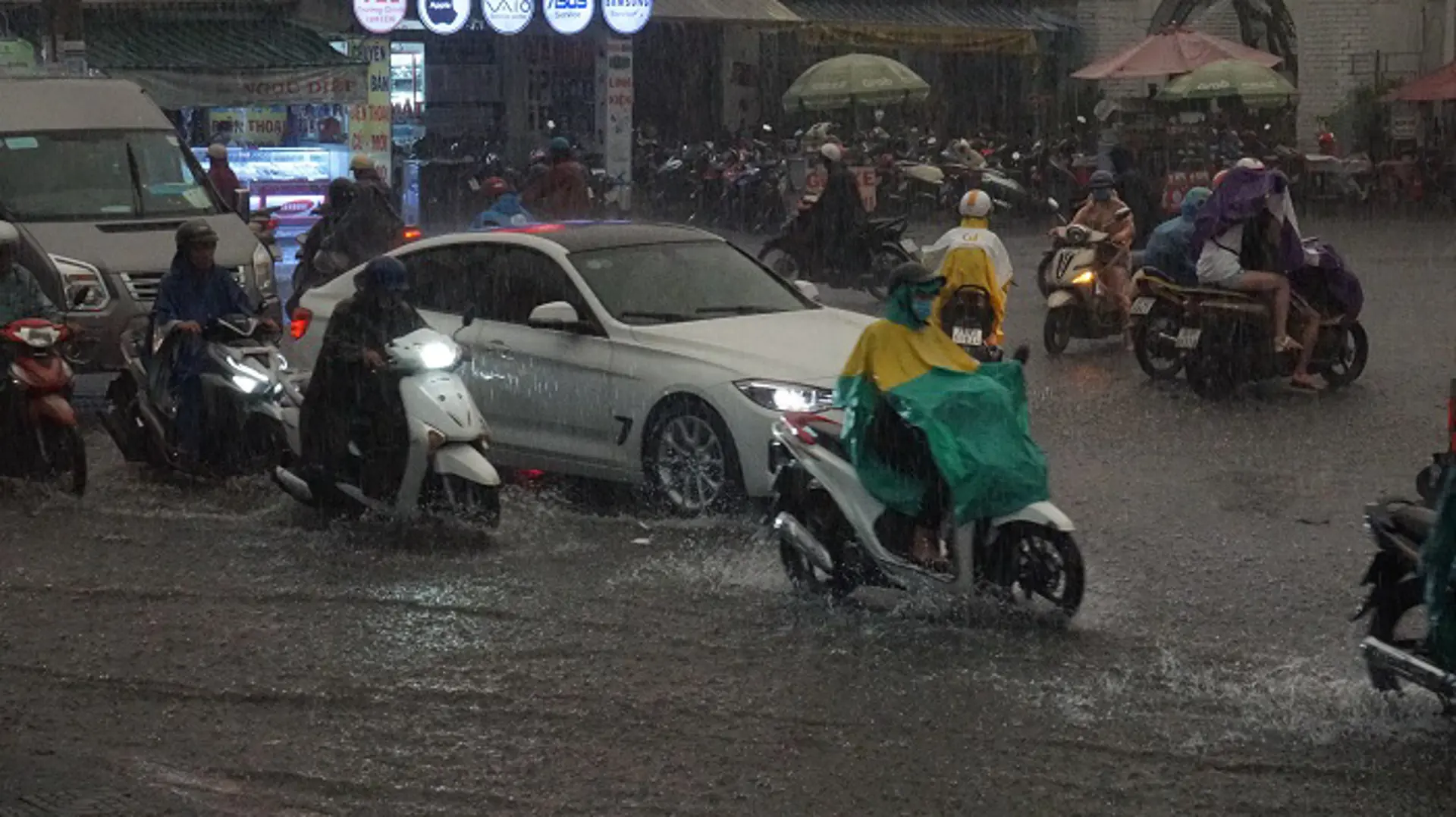 TP Hồ Chí Minh: Mưa lớn trên diện rộng lúc tan tầm, một số tuyến đường bị ùn ứ