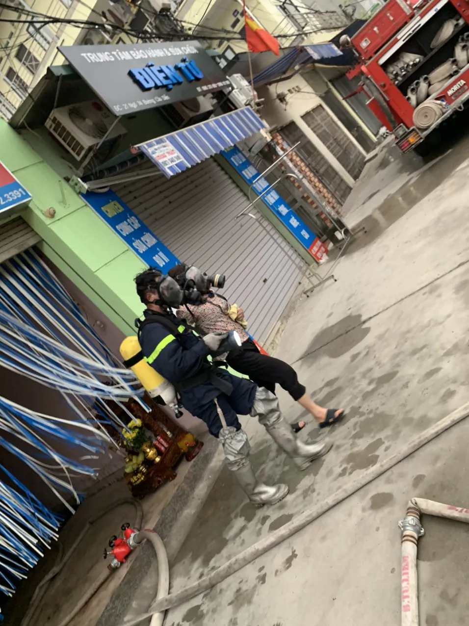 Cháy nhà nghỉ ở Hà Nội: Nhà nghỉ cháy lúc rạng sáng, cảnh sát cứu thoát 14 người 2