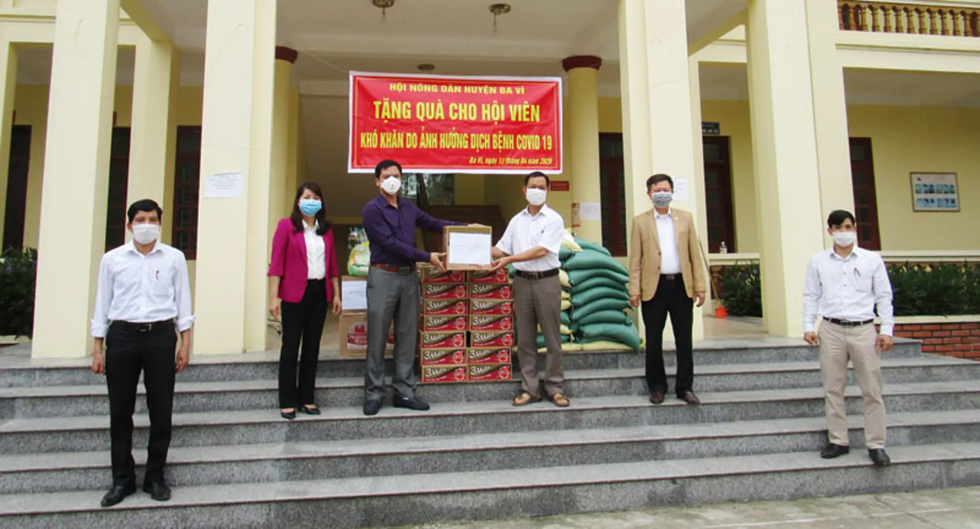 Hội Nông dân huyện Ba Vì tặng quà cho hội viên khó khăn do ảnh hưởng của dịch Covid-19