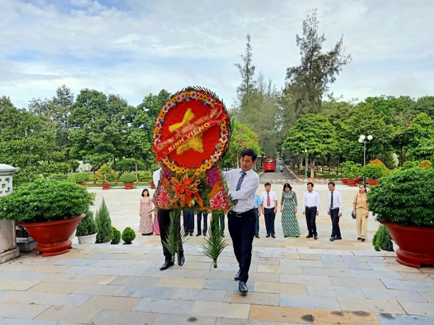 Đoàn đại biểu TP Hà Nội thăm viếng Nghĩa trang liệt sỹ Tân Biên