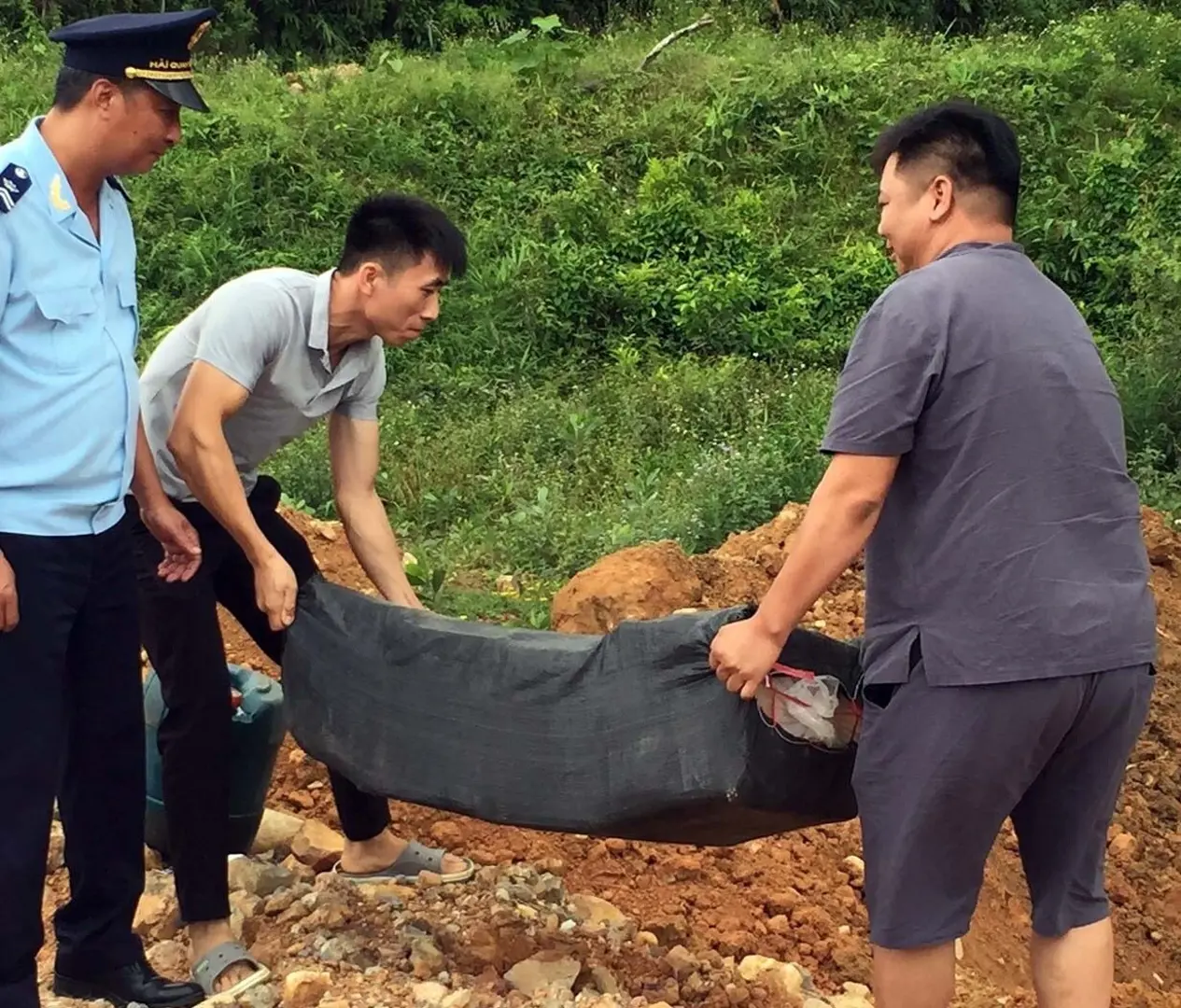 Tiêu hủy hơn 3 tấn lòng lợn sấy khô, phạt chủ xe 7,5 triệu đồng