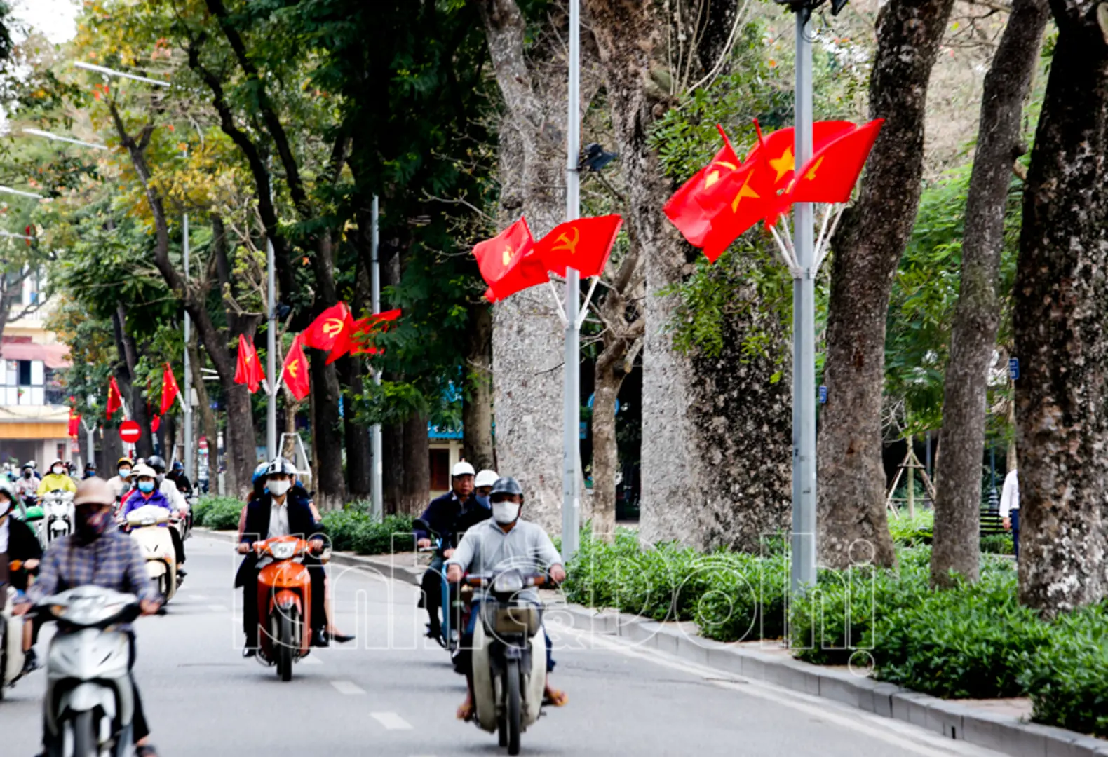 Hà Nội trang hoàng đường phố dịp 45 năm Ngày Giải phóng miền Nam