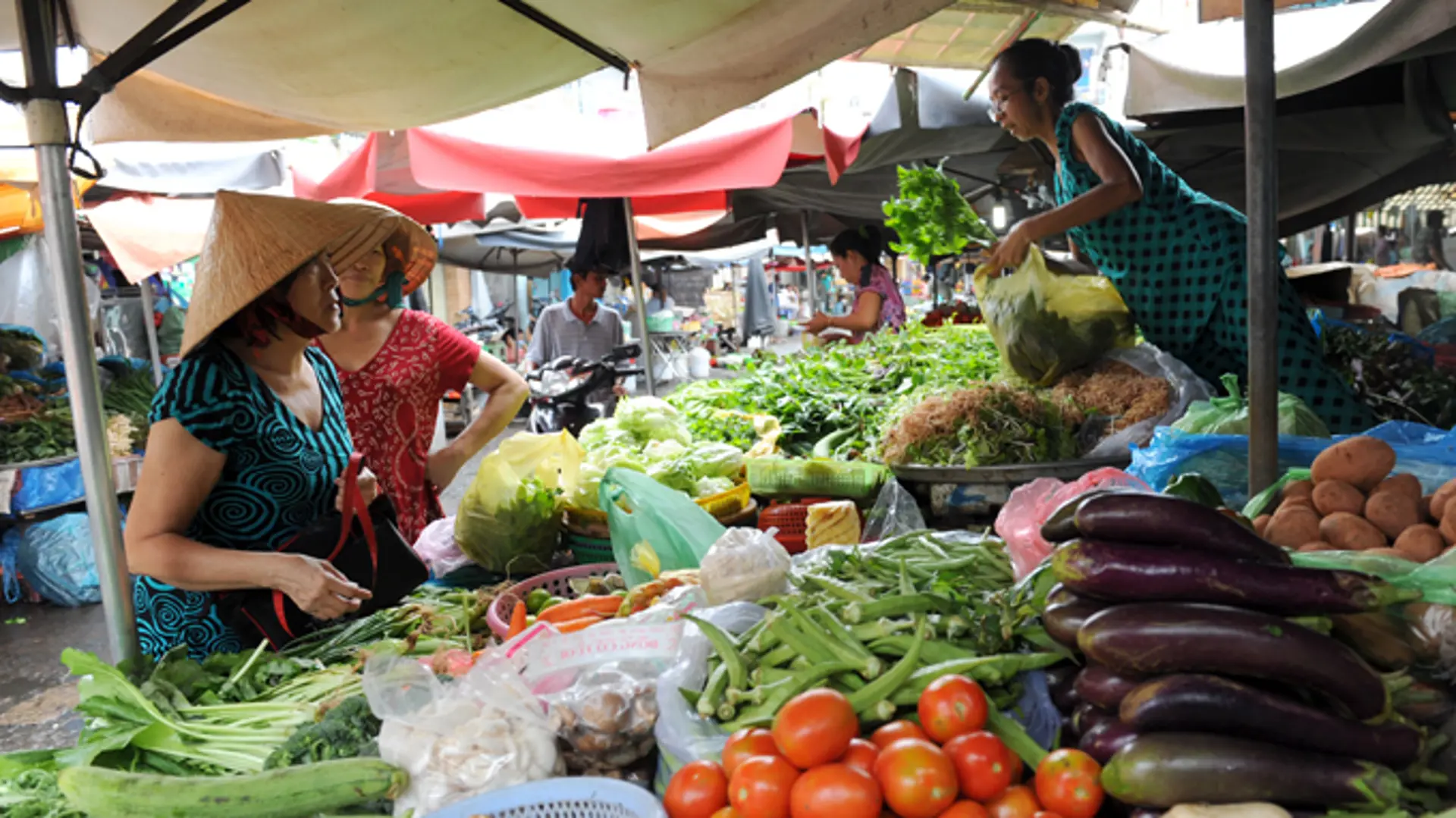 Rau xanh, thủy sản tăng giá