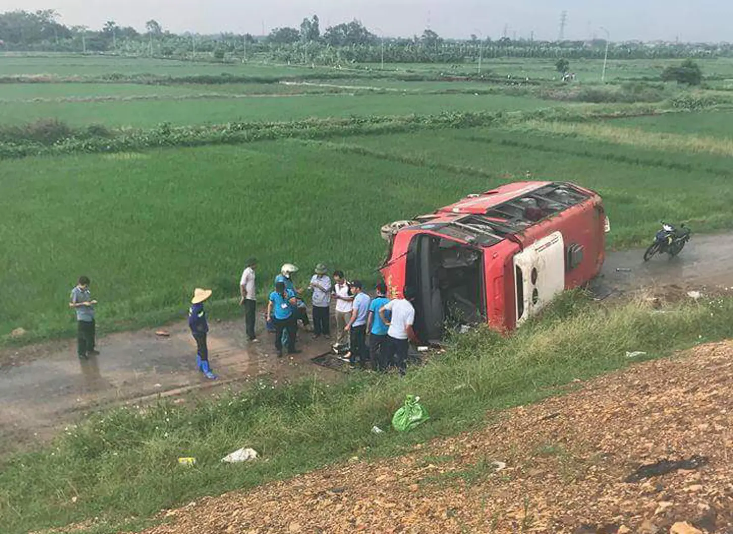 Xe khách lật trên cao tốc Pháp Vân - Cầu Giẽ, nhiều người bị thương