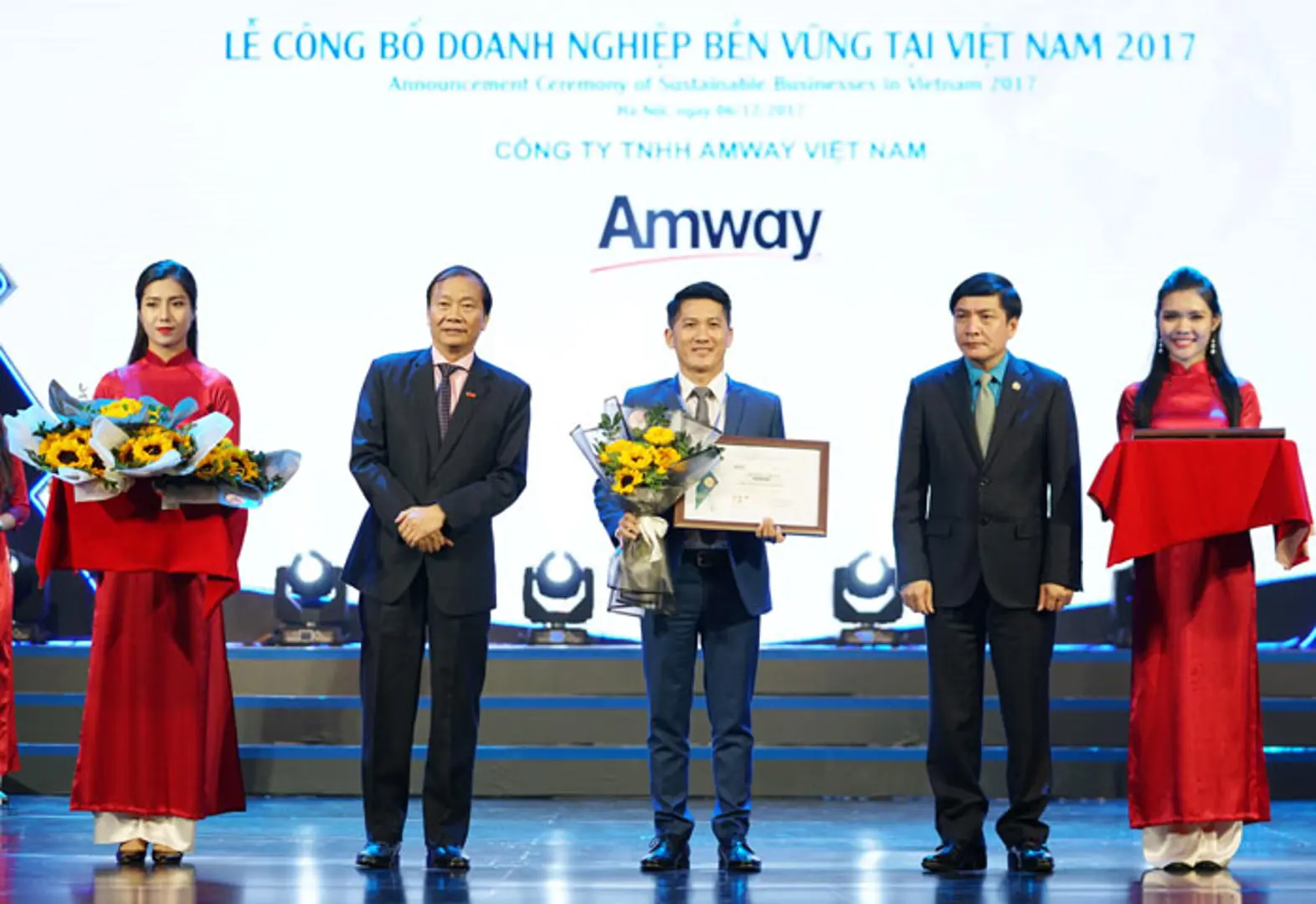 Amway Việt Nam lại lọt Top 100 doanh nghiệp phát triển bền vững