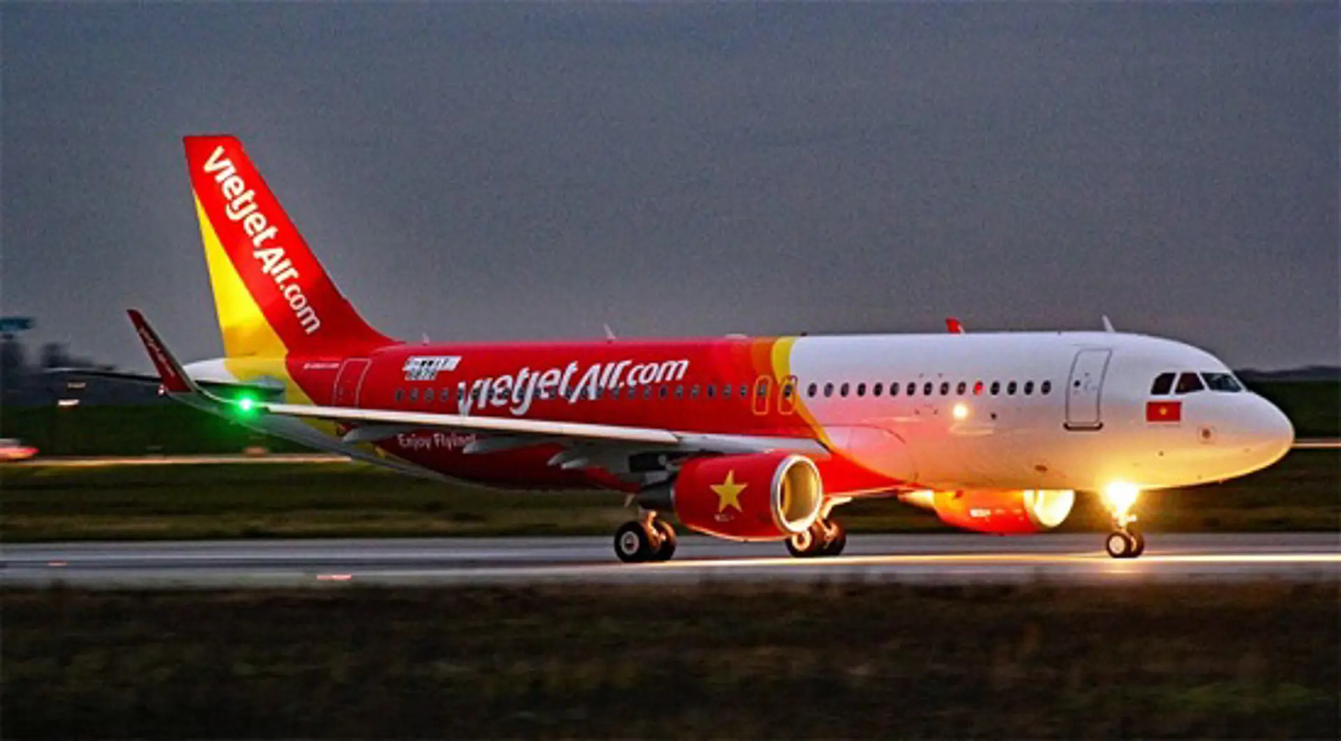 Tàu bay va phải chim trời, nhiều chuyến bay của Vietjet Air bị hủy