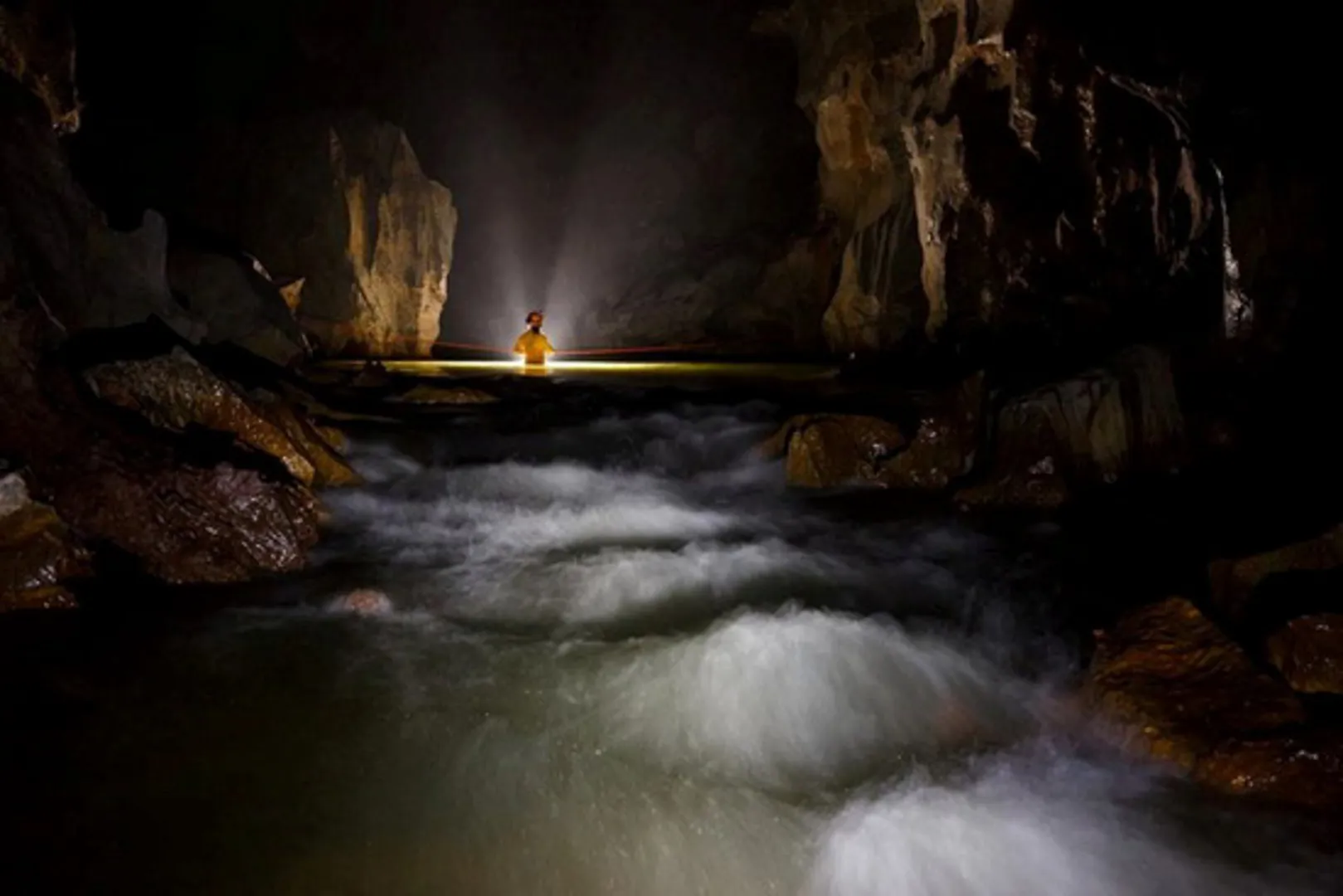 Thám hiểm sông ngầm bên trong hang Sơn Đoòng