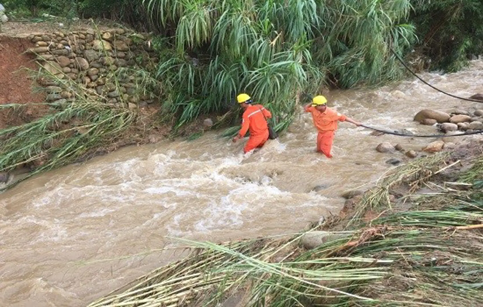 ​Mưa lũ, EVN gặp khó trong việc cấp điện trở lại