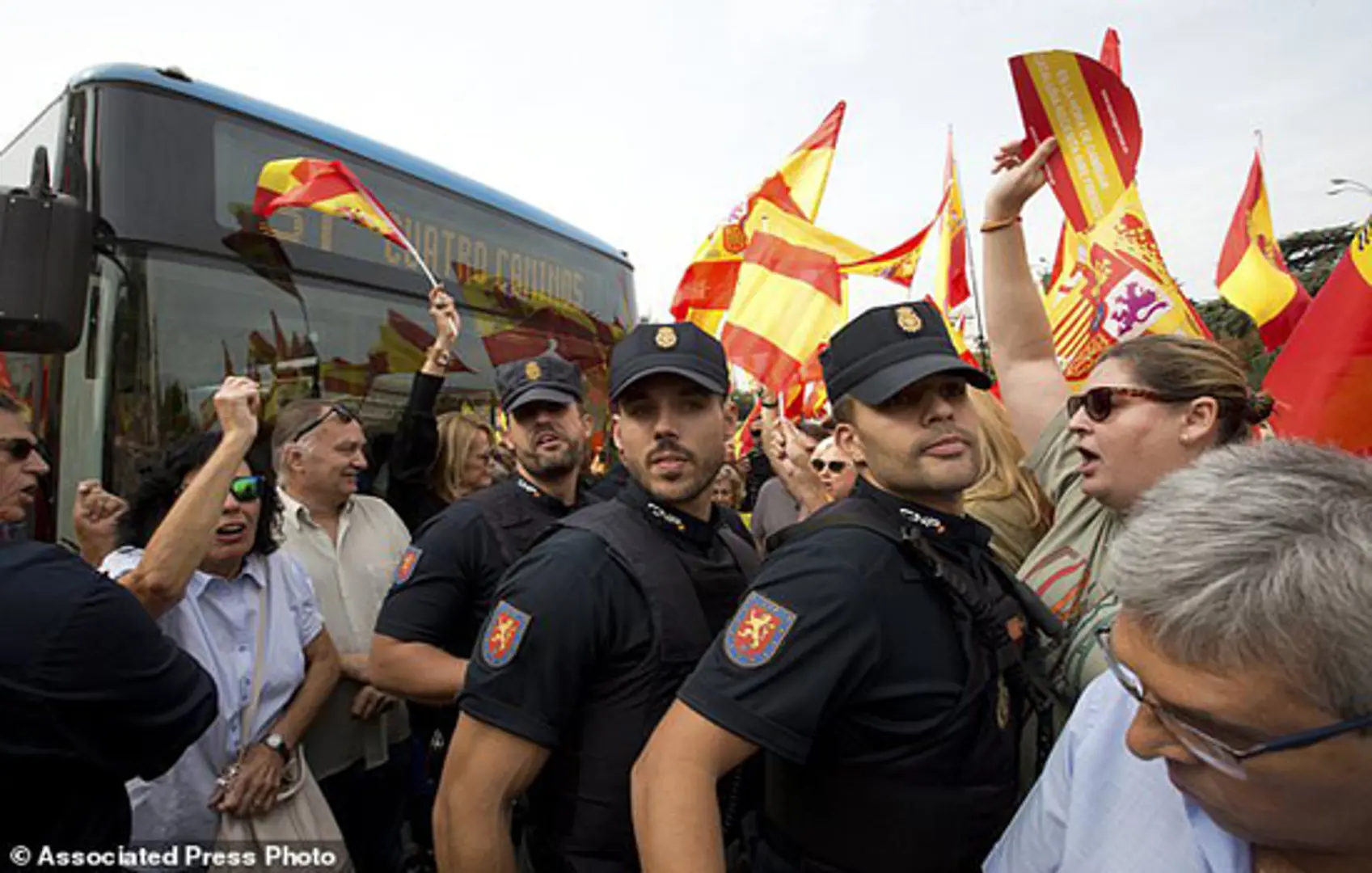 Tây Ban Nha rút lực lượng cảnh sát tăng cường khỏi vùng Catalonia