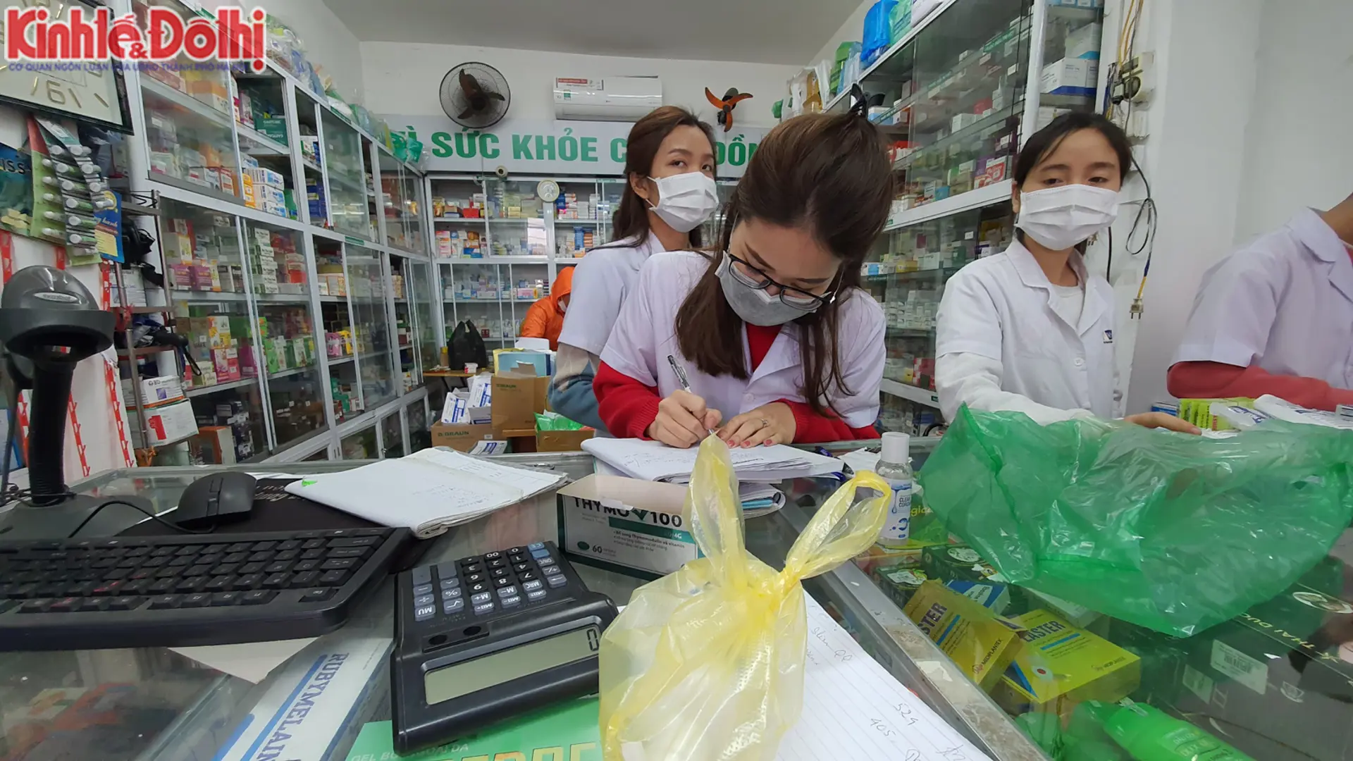 Hà Nội: Khẩu trang và nước rửa tay vẫn "cháy hàng", người dân tìm mua "khó hơn lên trời"