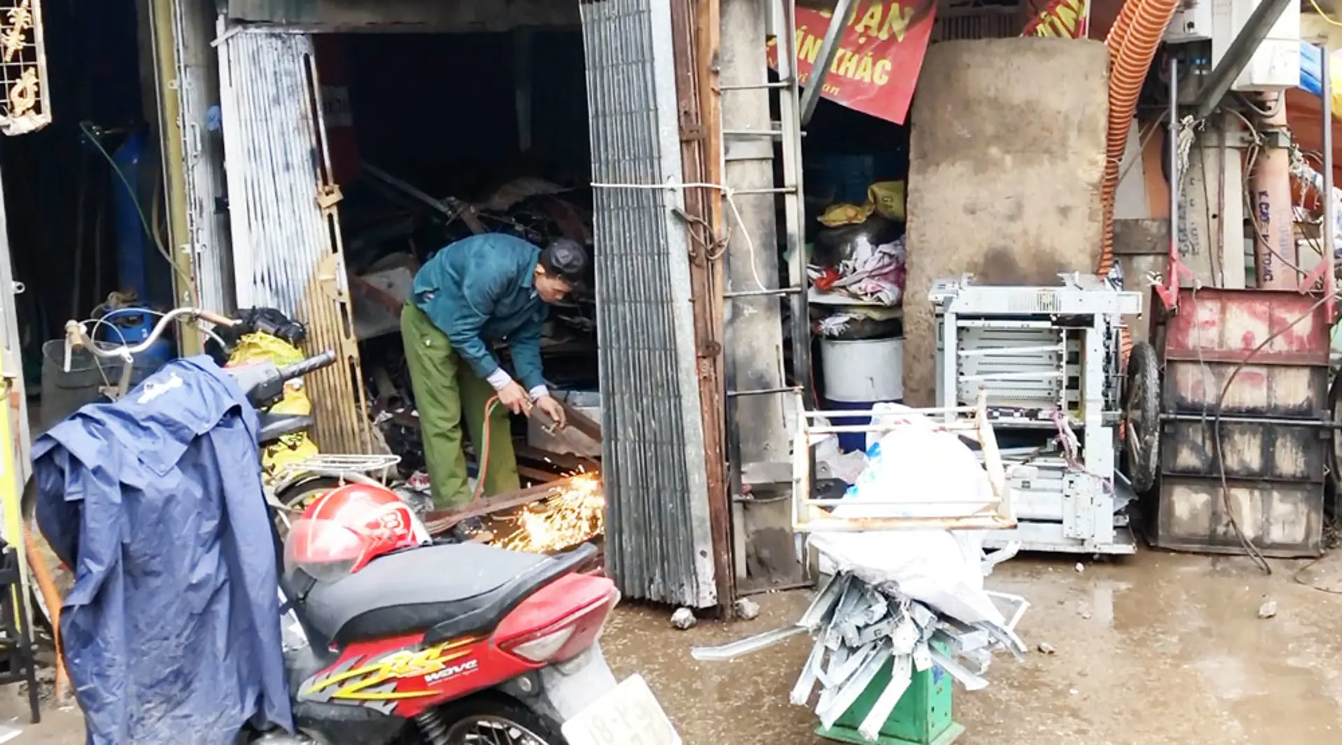 Hiểm họa từ các điểm thu gom phế liệu