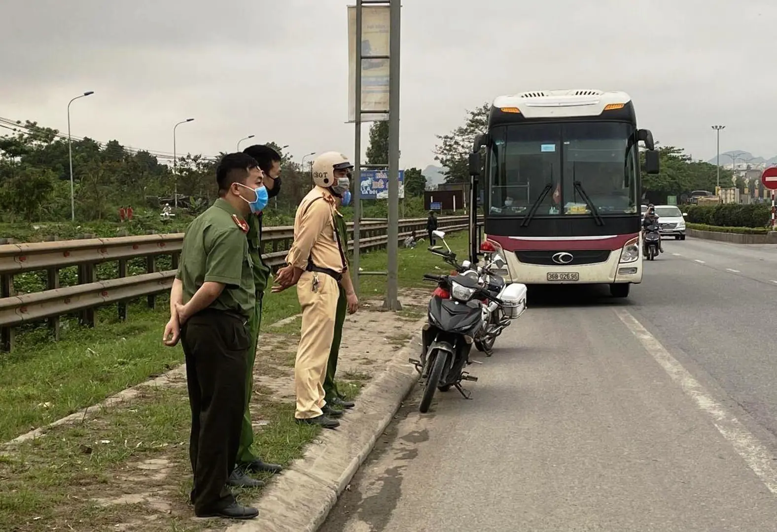 Cô gái trên xe khách từng tiếp xúc với bệnh nhân Covid-19 đã có kết quả âm tính lần 1