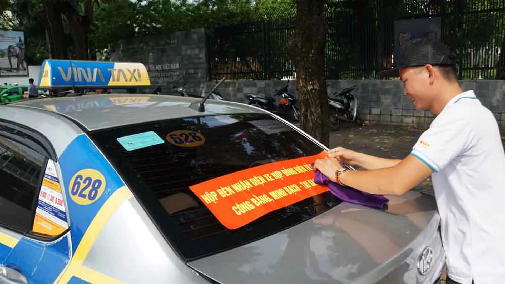 Cuộc chiến Grab và taxi truyền thống bao giờ mới kết thúc?