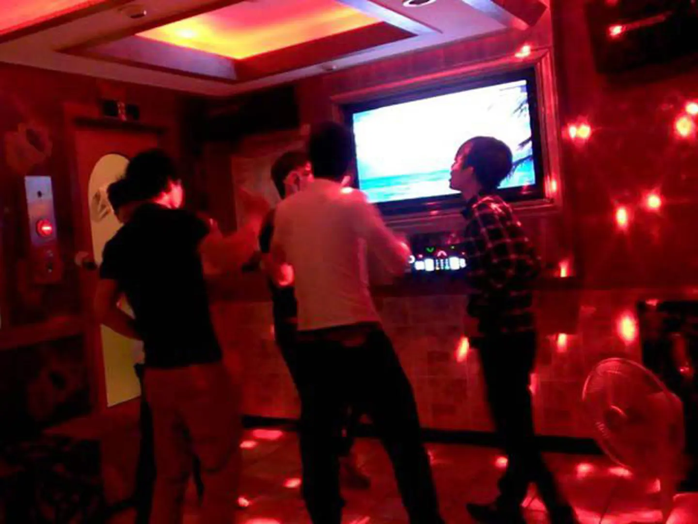 Nam thanh niên rủ bạn gái đi ăn rồi lừa bán vào quán karaoke