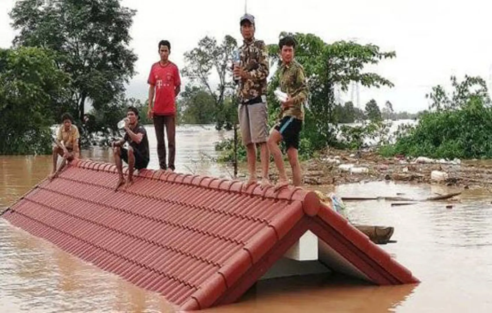 Thủ tướng Lào trực tiếp chỉ đạo việc cứu hộ vụ vỡ đập khiến gần 200 người mất tích