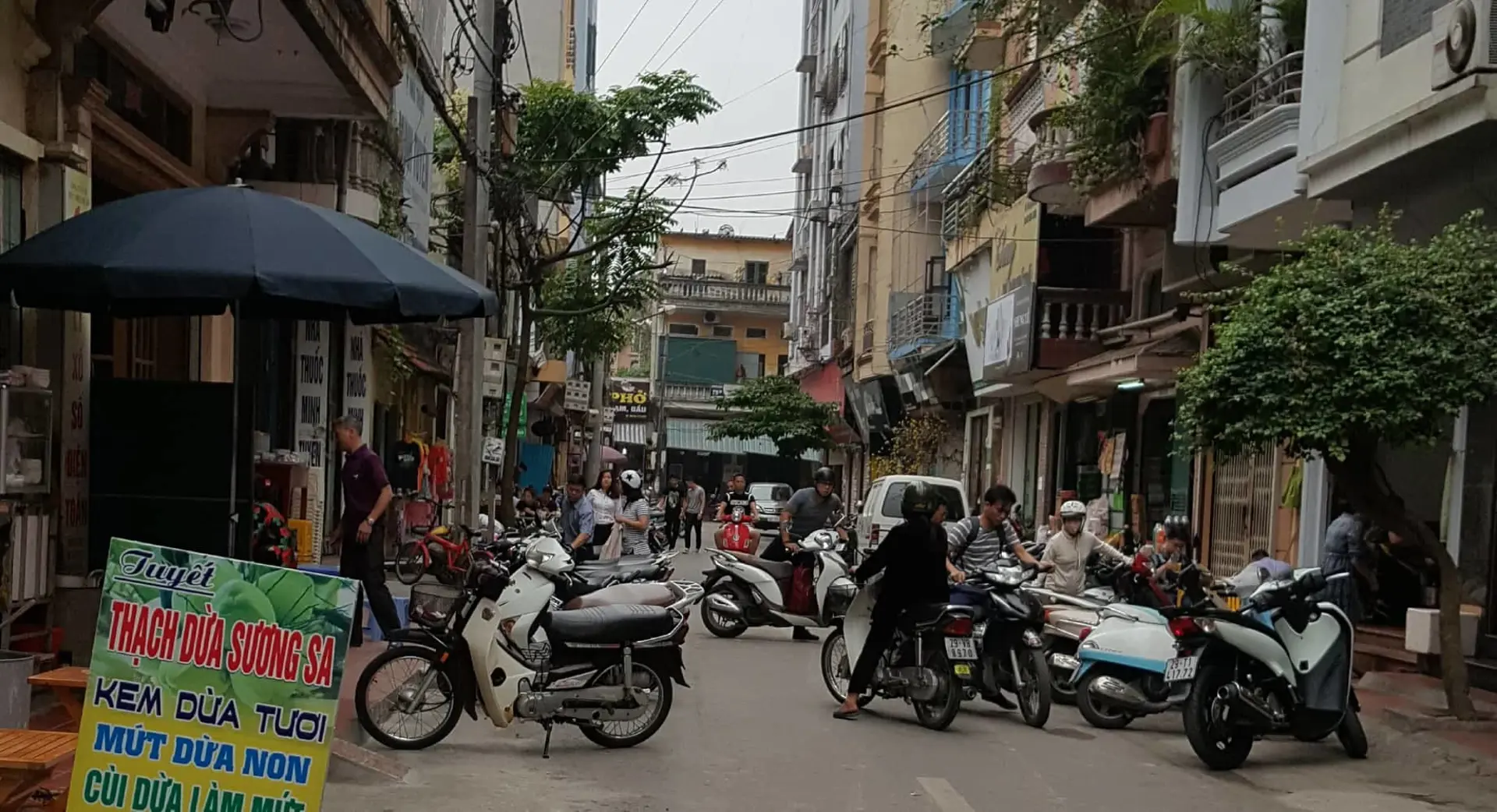 Tại phường Hà Cầu, quận Hà Đông: Tràn lan tình trạng chiếm dụng vỉa hè, lòng đường