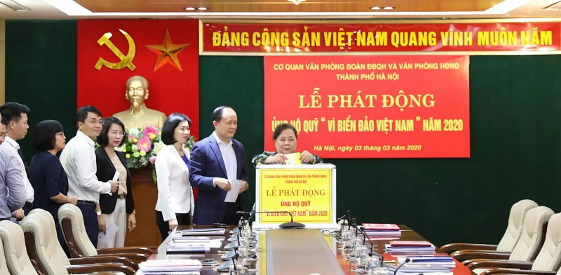 Cơ quan Văn phòng Đoàn đại biểu Quốc hội và Văn phòng HĐND TP Hà Nội ủng hộ Quỹ  “Vì biển, đảo Việt Nam”