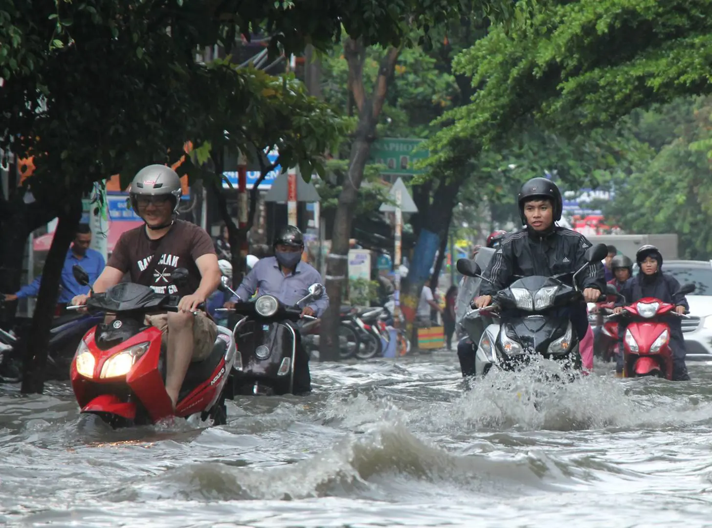 Triều cường đạt đỉnh, nhiều khu vực ở TP Hồ Chí Minh có thể ngập nặng