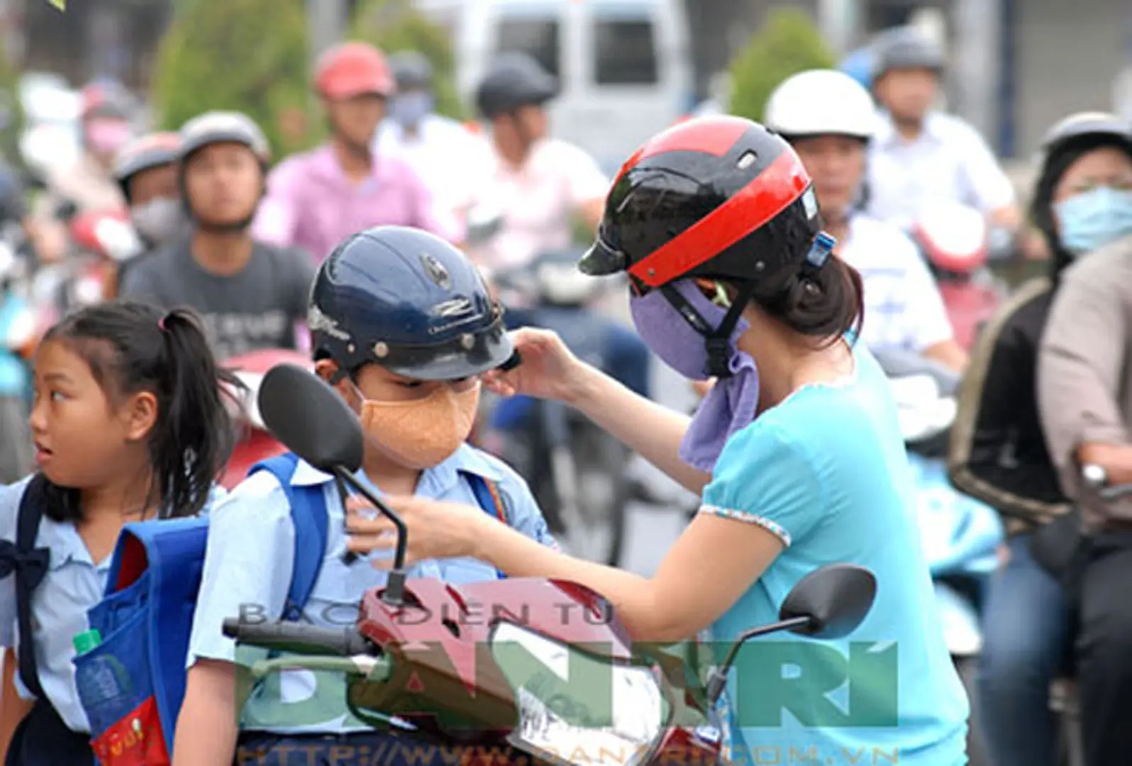 Thủ tướng chỉ thị đẩy mạnh triển khai quy định bắt buộc đội mũ bảo hiểm