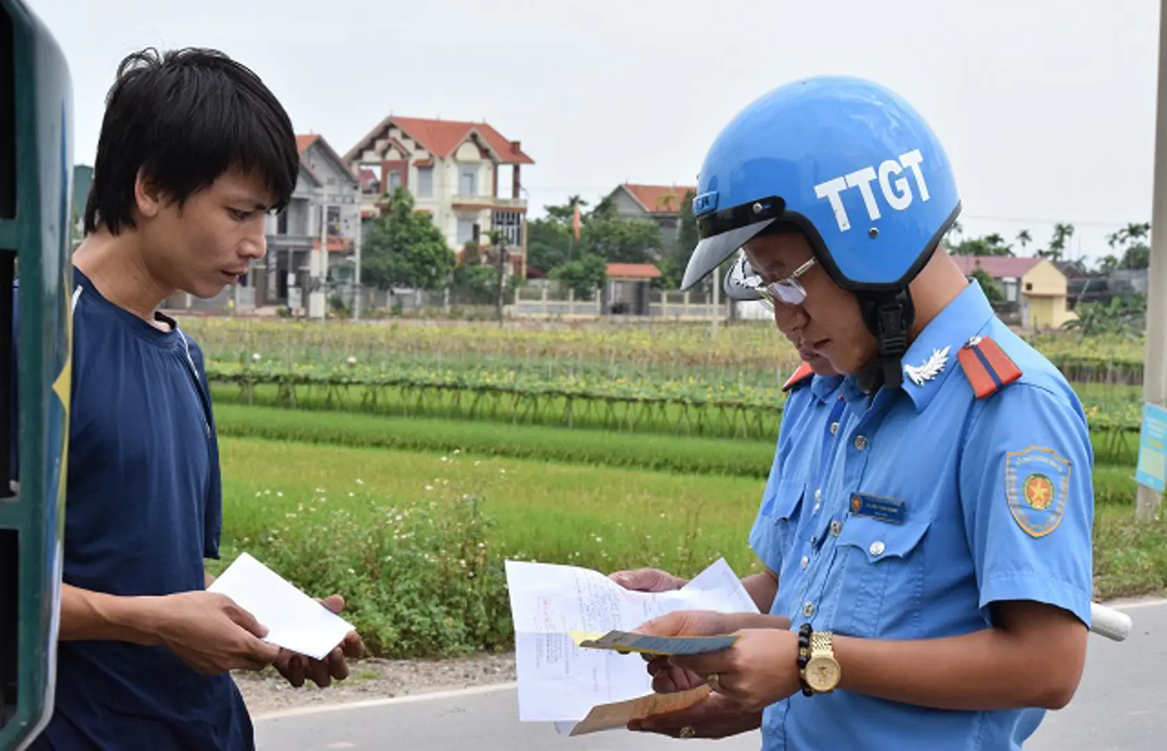 Thanh tra GTVT huyện Phúc Thọ vất vả xử lý xe quá tải