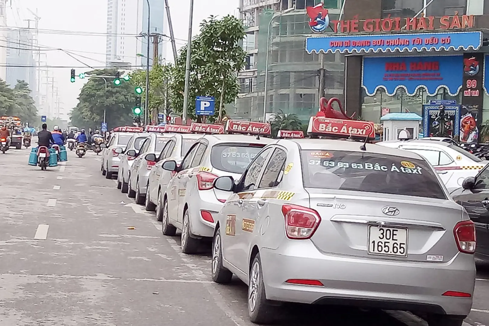 Taxi đỗ dưới lòng đường gây ùn tắc tại nút giao Mễ Trì - Đồng Me