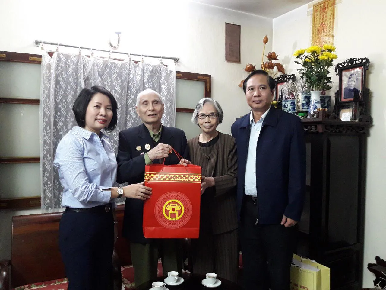 Lãnh đạo Thành phố thăm tặng quà các gia đình chính sách quận Ba Đình
