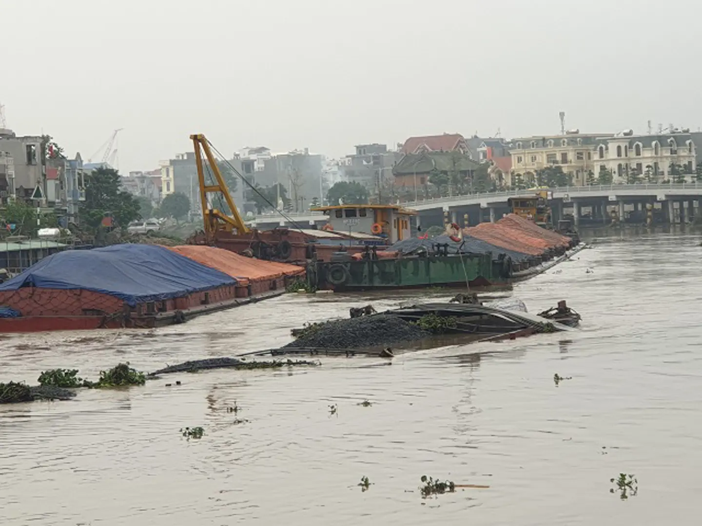 Hải Phòng: Chìm sà lan chở than gây ách tắc giao thông trên sông Tam Bạc