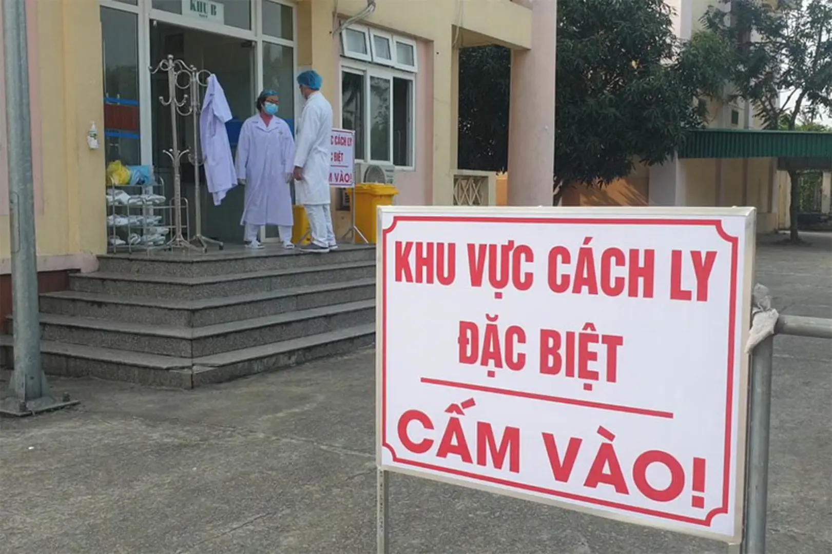 Cách ly nhiều y, bác sĩ vì tiếp xúc với bệnh nhân Covid-19 thứ 237