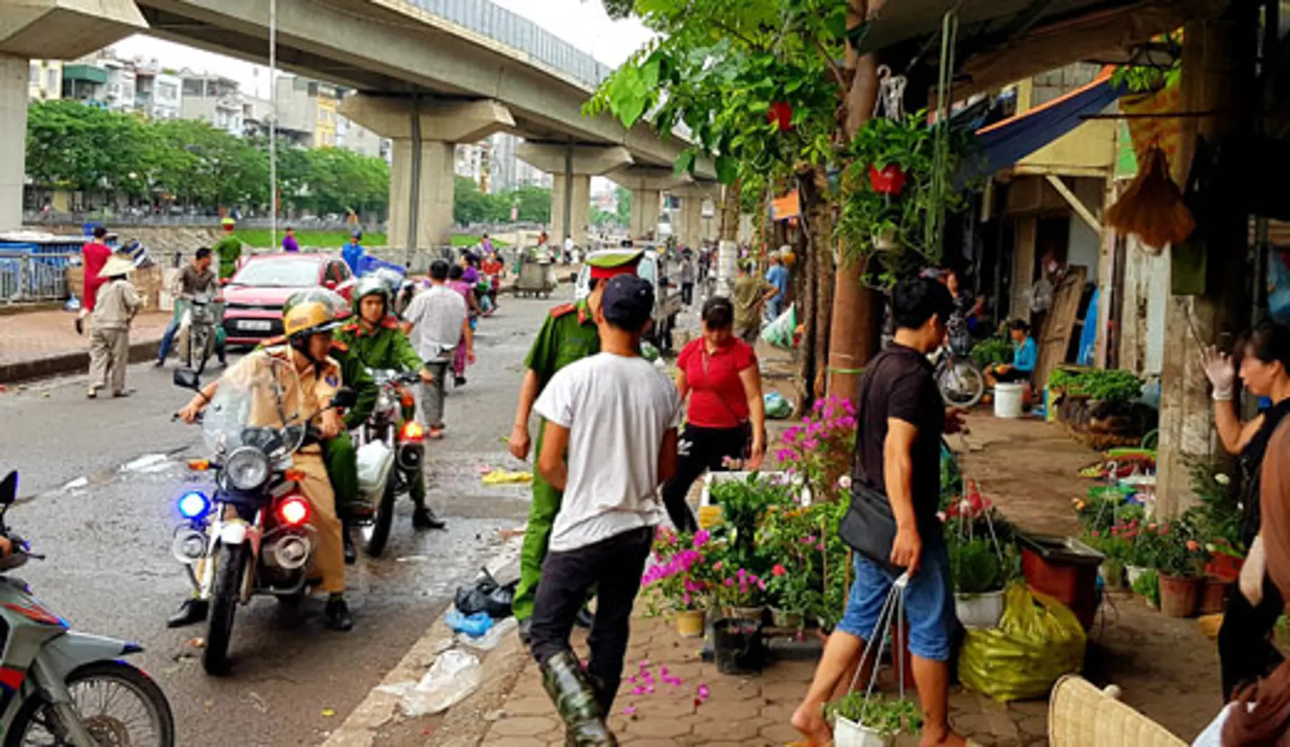 Công an quận Đống Đa duy trì, chống tái lấn chiếm vỉa hè