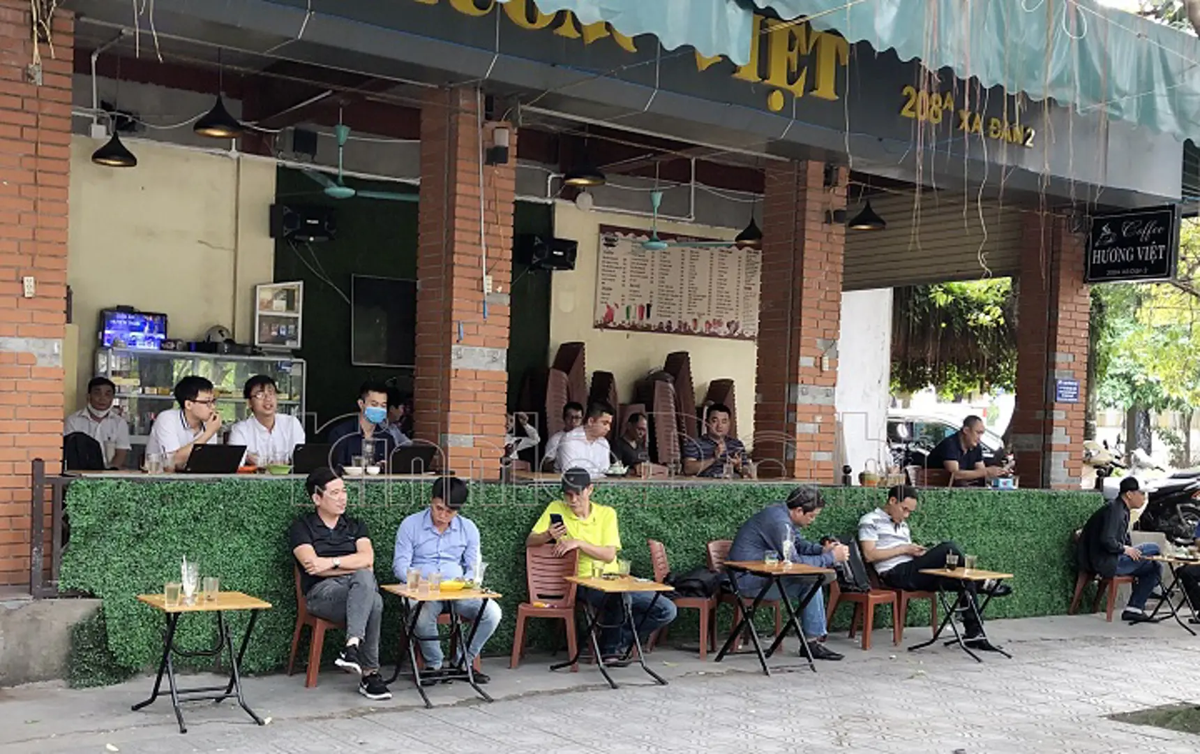 [Ảnh] Hà Nội: Nhiều quán cafe vẫn đón khách dù đã được yêu cầu đóng cửa