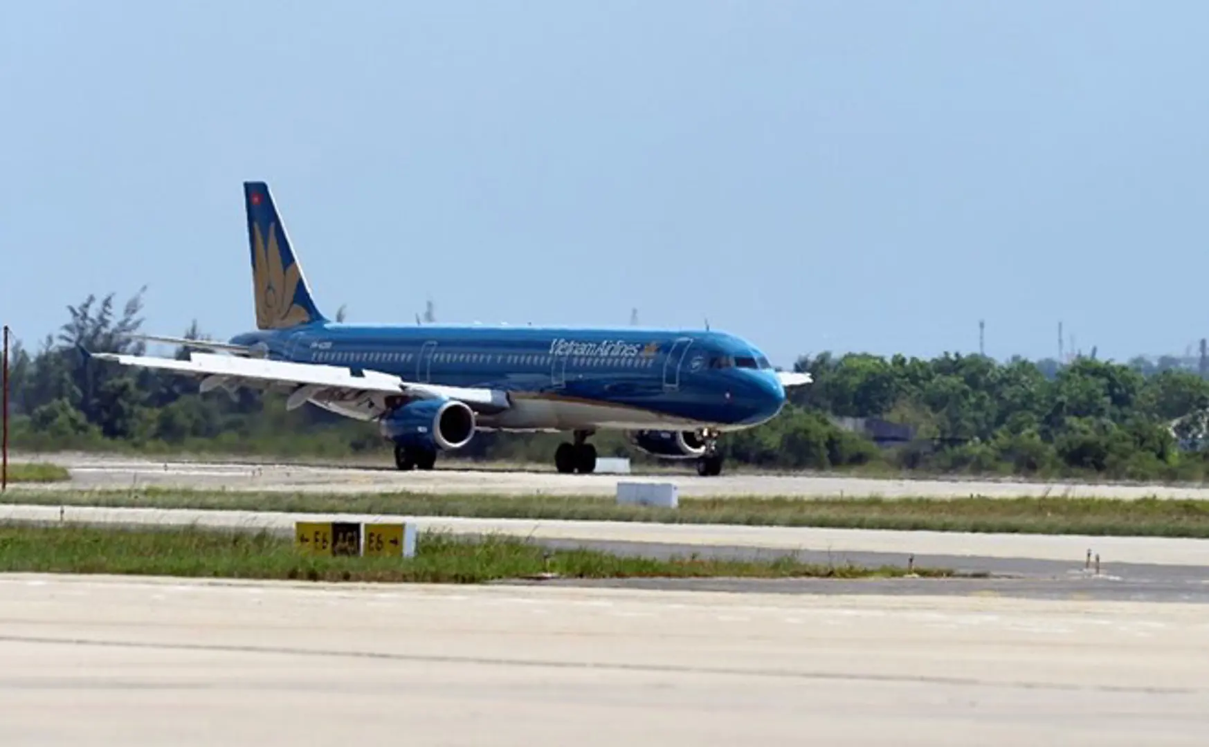 Vietnam Airlines lùi nhiều chuyến bay đi, đến Trung Quốc do bão Ampil