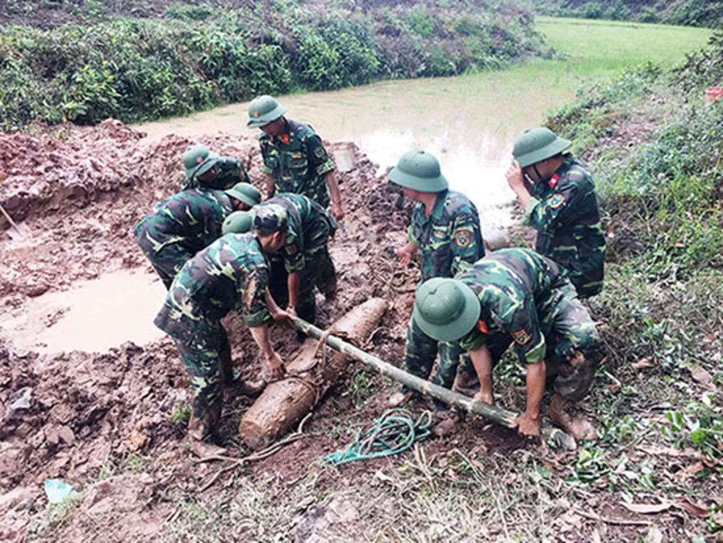 Phát hiện quả bom 225kg tại cao tốc Vân Đồn - Móng Cái