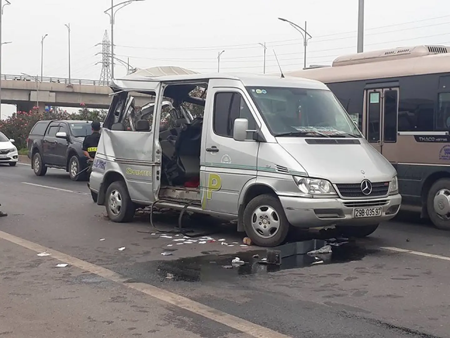 Xe khách văng xa trăm mét sau cú đâm của xe tải, ít nhất 2 người tử vong