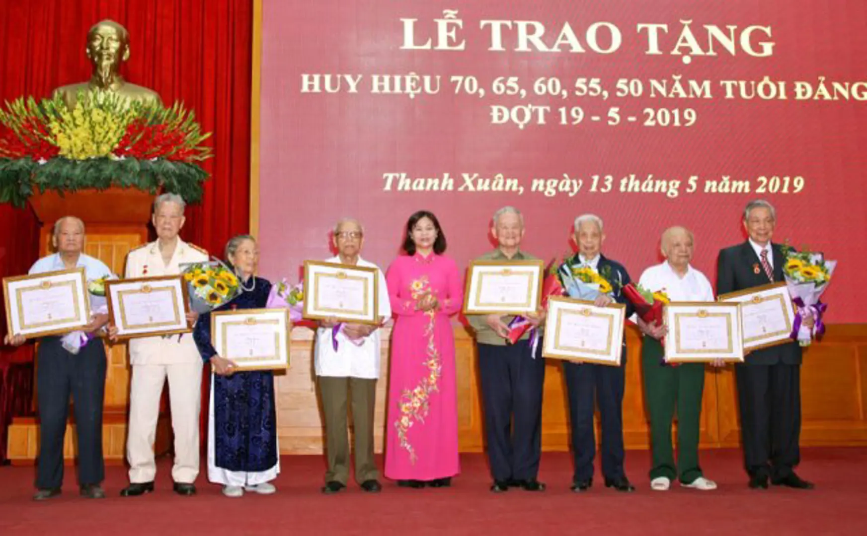 Quận Thanh Xuân trao Huy hiệu Đảng cho 421 đảng viên