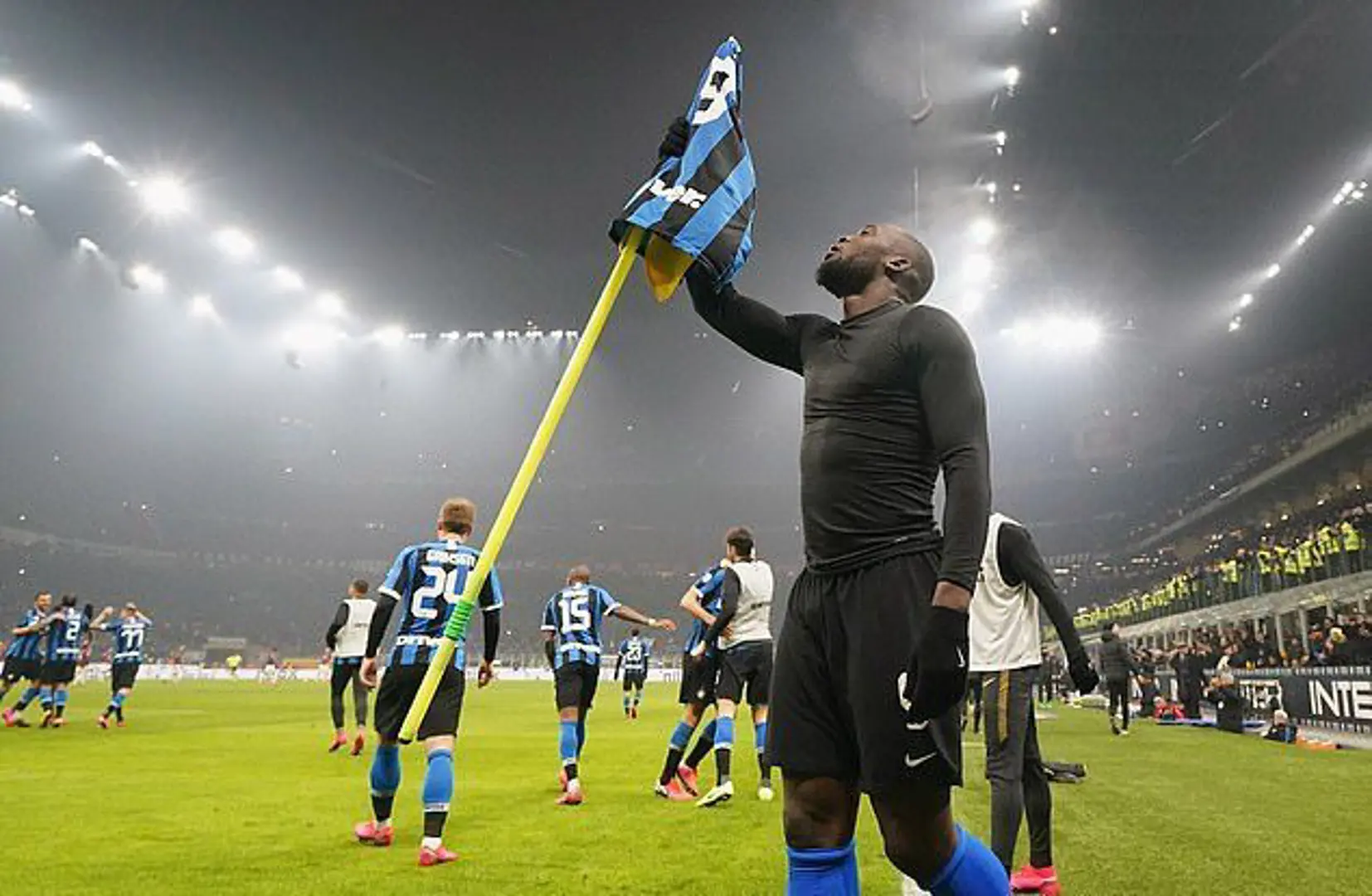 Lukaku cùng Inter ngược dòng 4-2 trước AC Milan