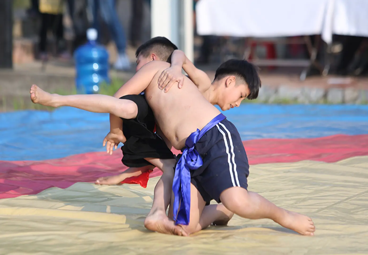 [Ảnh] Hà Nội: "Đô vật nhí" phô diễn sức mạnh trên sới vật truyền thống ngày đầu năm