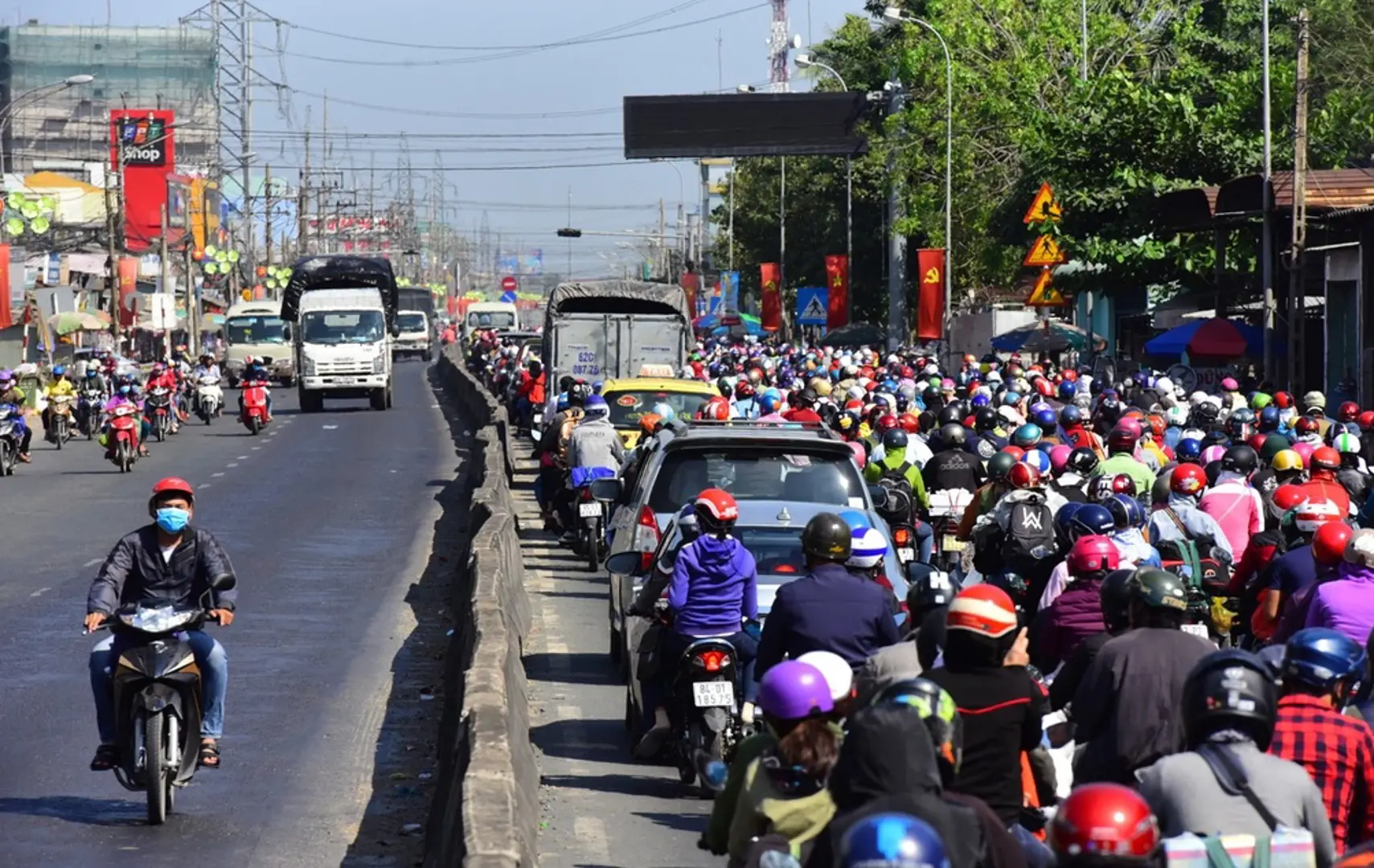 TP Hồ Chí Minh: Người dân trở lại sau kỳ nghỉ Tết, kẹt xe nghiêm trọng trên nhiều tuyến đường