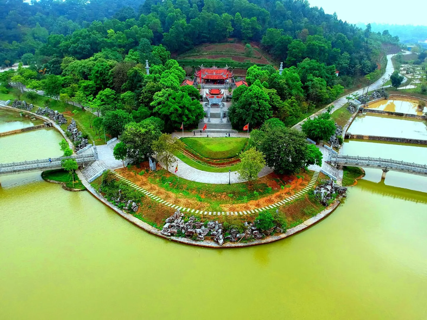 Chiêm ngưỡng thế "sơn chầu thủy tụ" của Đền Quốc tổ Lạc Long Quân