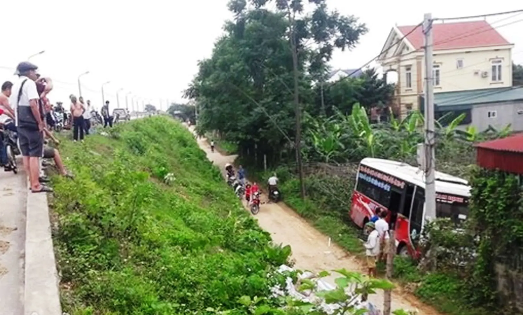 Tránh xe máy, ô tô khách lao thẳng vào vườn nhà dân