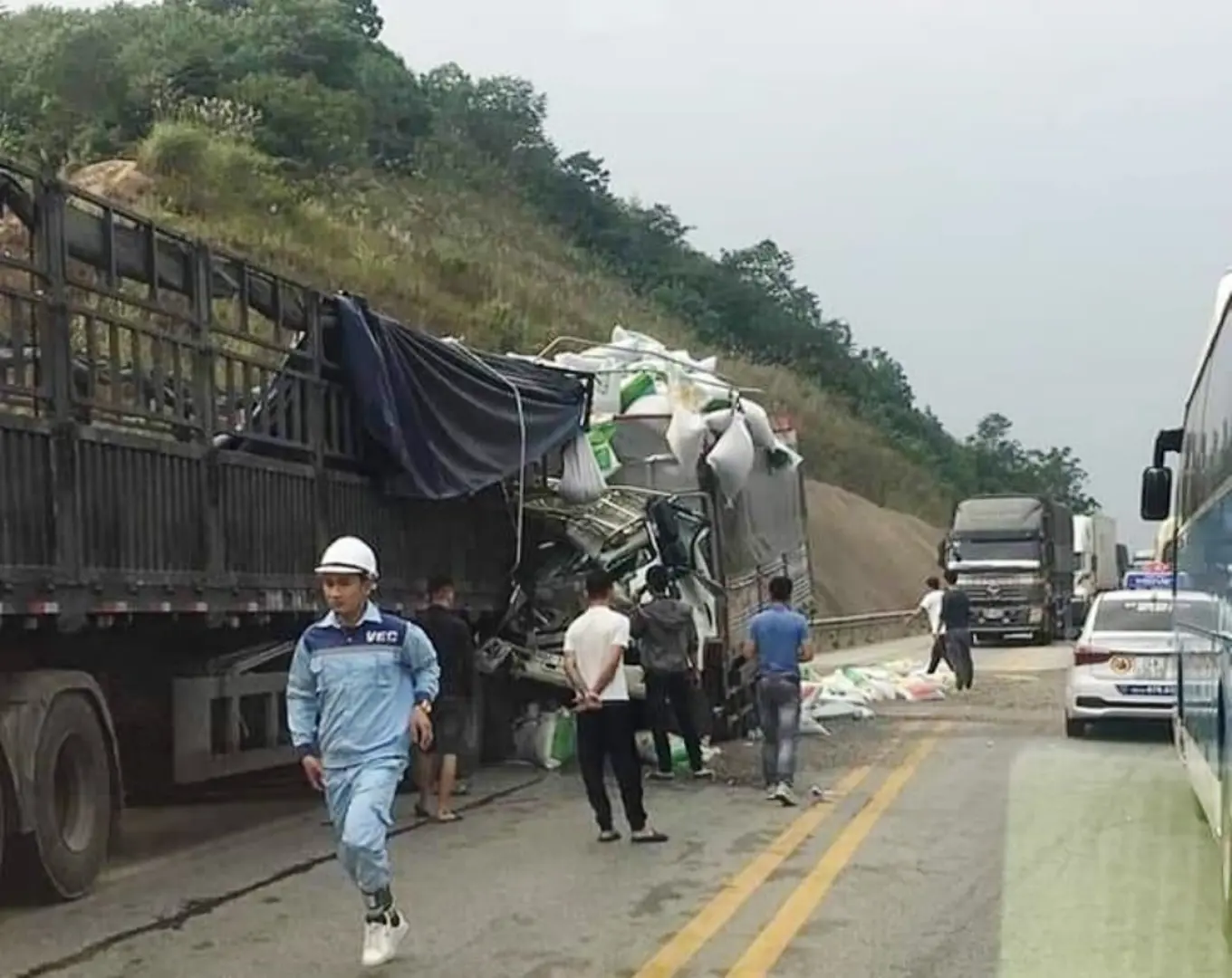 Va chạm kinh hoàng trên cao tốc Nội Bài – Lào Cai, ít nhất 5 người thương vong