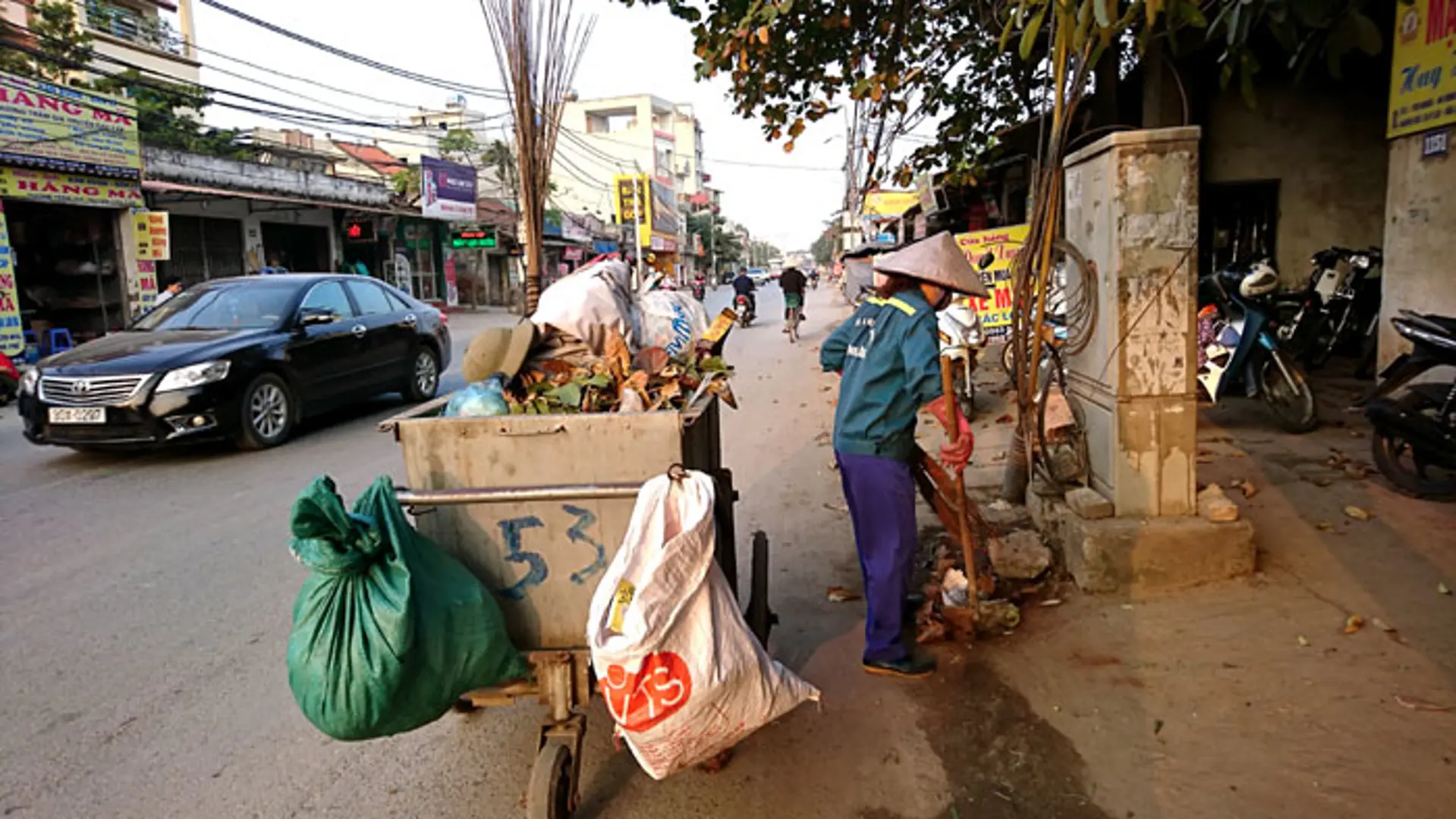 Thu gom rác ở Hà Đông gặp nhiều trở ngại