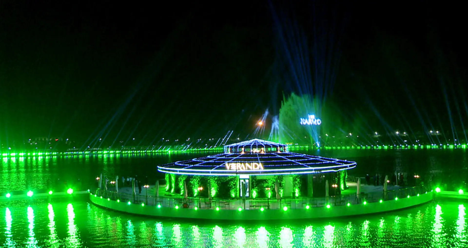 Vinhomes Riverside: Lighting Show hoành tráng trên mặt hồ Harmony